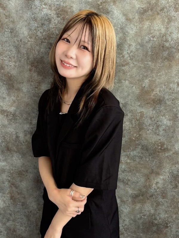 女性スタイリスト