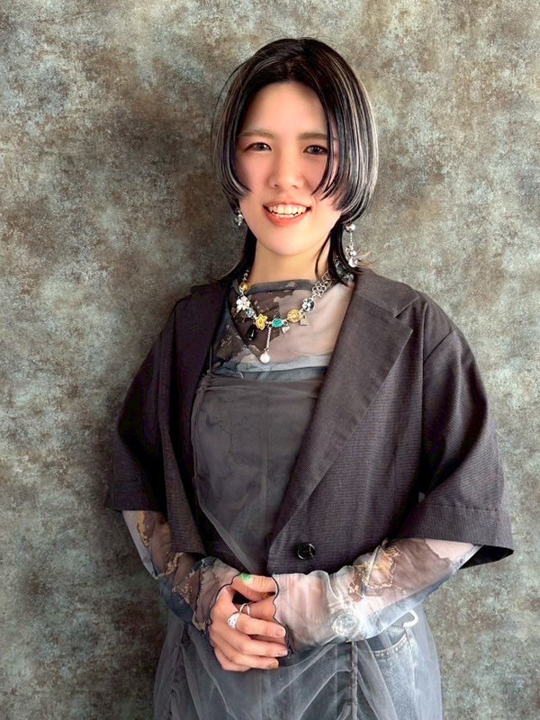 女性スタイリスト