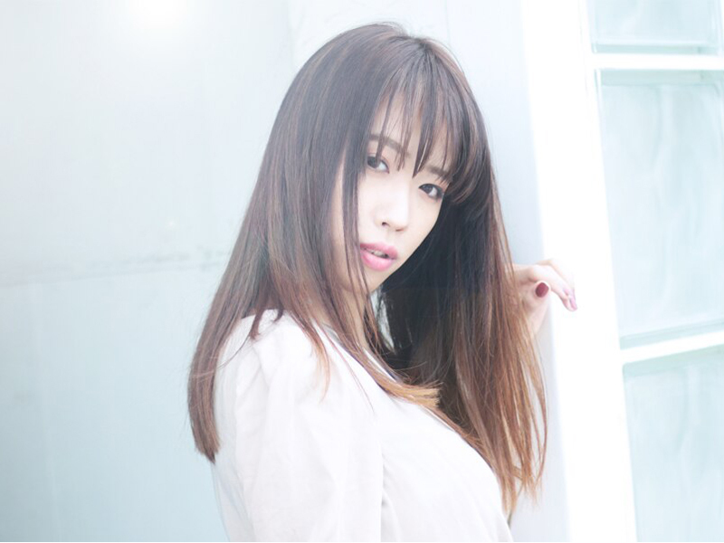ヘアーカラーロング女性モデル