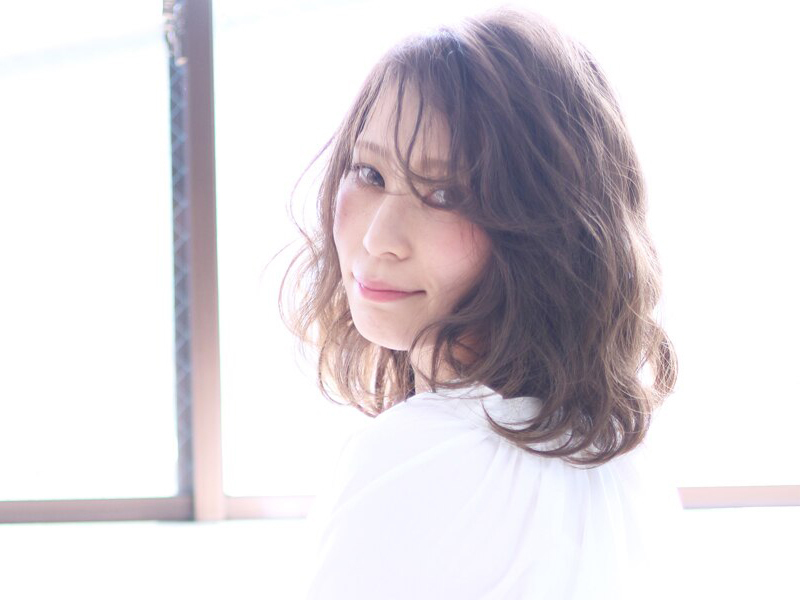 セミロングパーマ女性