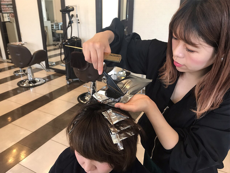 カラー塗布女性スタイリスト